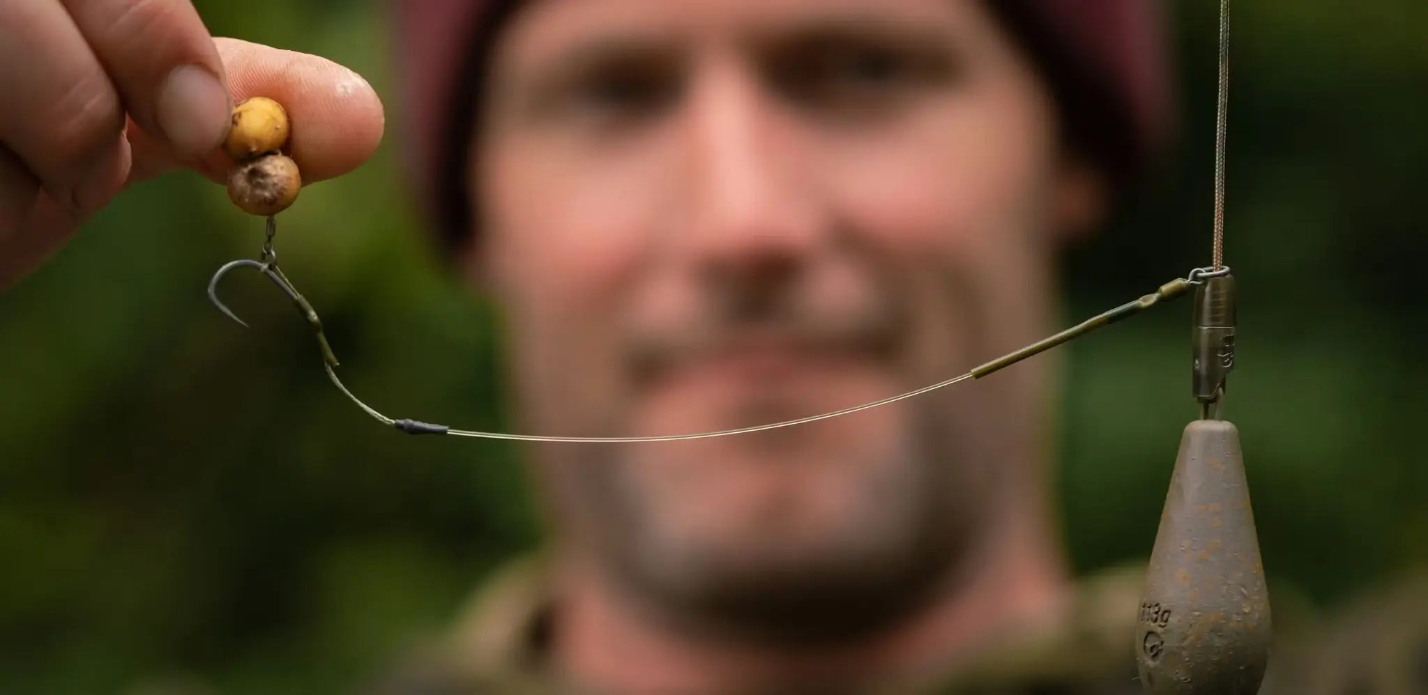 Combi-multi rig with curved hook, bait beads and sinker