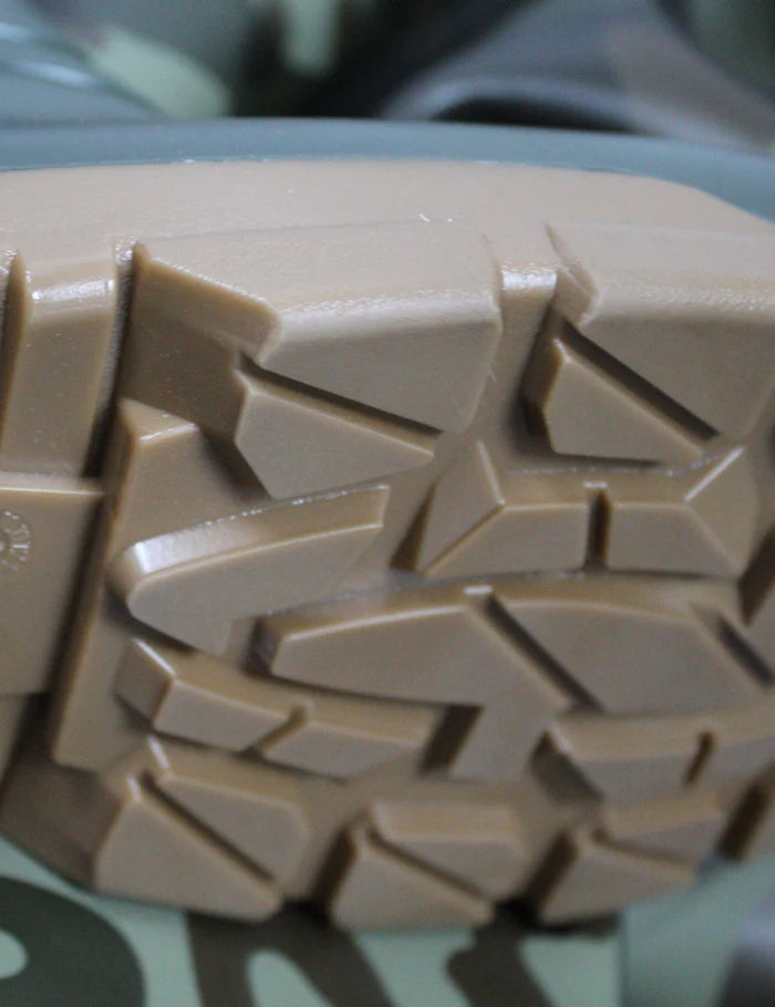 Load image into Gallery viewer, Ollyskins 2755 XT700 CAMO PVC Carp Angling Chest Wader
