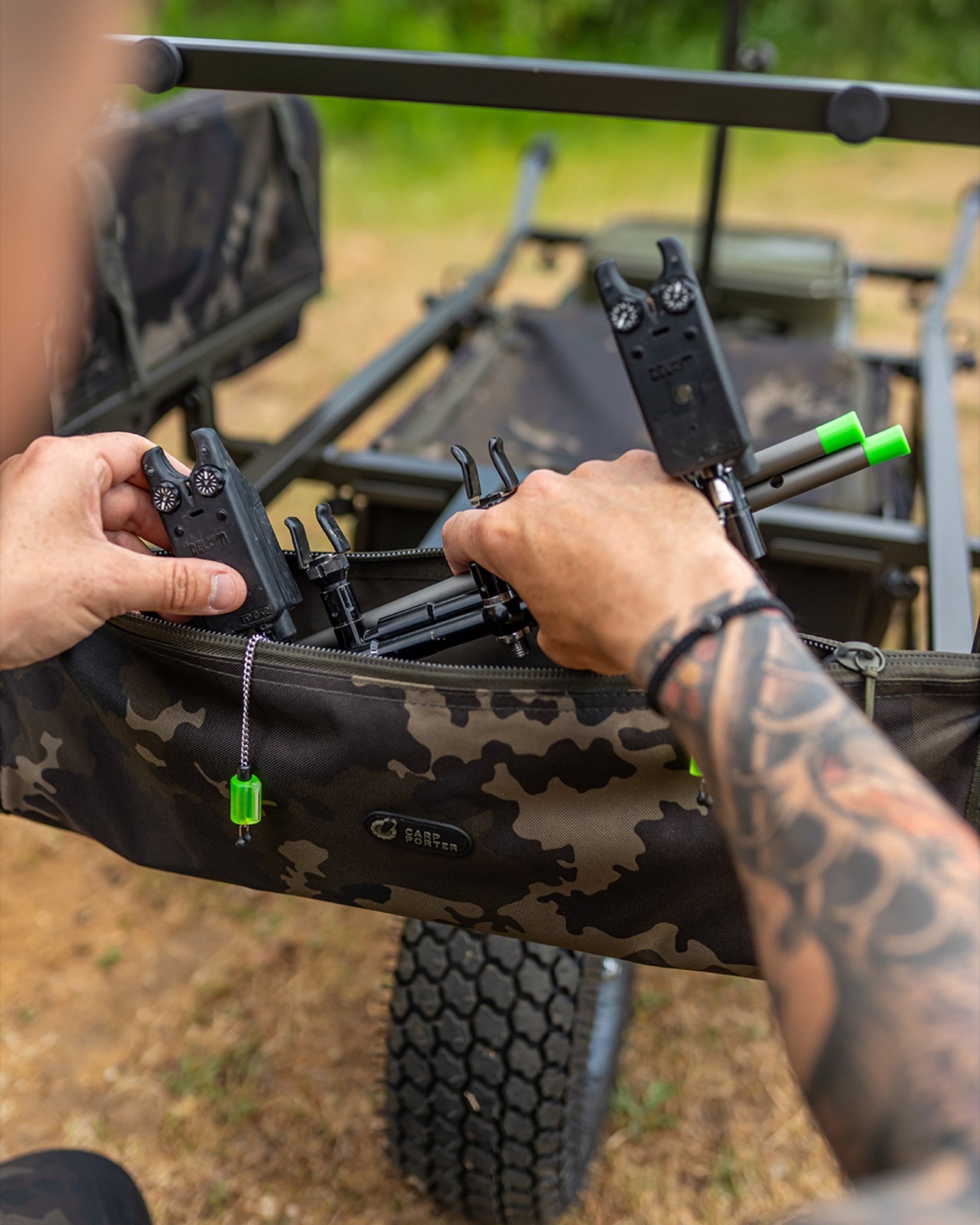 Carp Porter - Basic Front Bank Stick Bag Dark Kamo