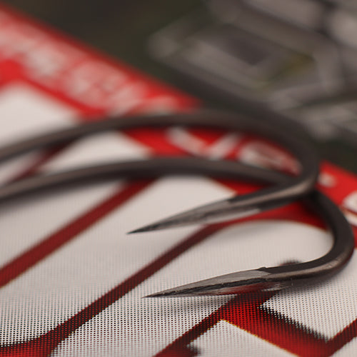 Load image into Gallery viewer, GARDNER TACKLE - SPECIALIST HAND SHARPENED&#39;  COVERT DARK MUGGA HOOKS BARBED SIZE 6 (5)
