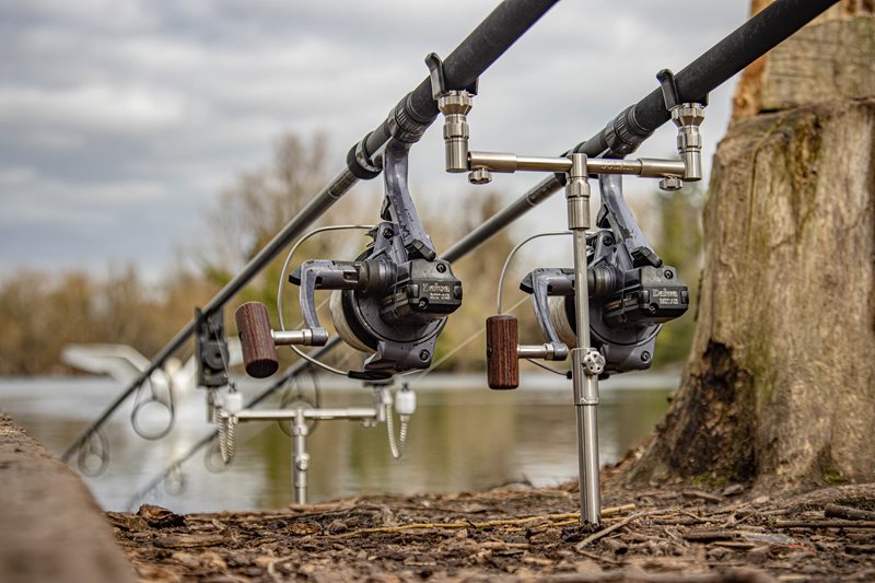 Load image into Gallery viewer, SOLAR TACKLE P1 PRO-LOC 2 ROD FRONT BUZZER BAR (WITH PRO-LOC THUMB SCREWS)
