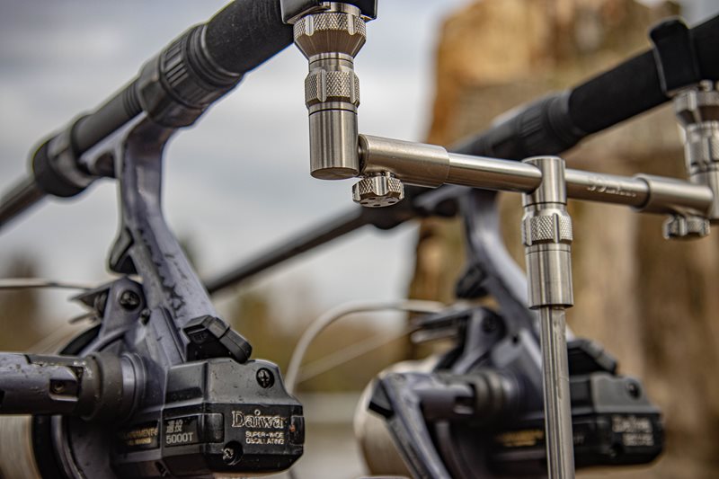 Load image into Gallery viewer, SOLAR TACKLE P1 PRO-LOC 2 ROD BACK BUZZER BAR (WITH PRO-LOC THUMB SCREWS)
