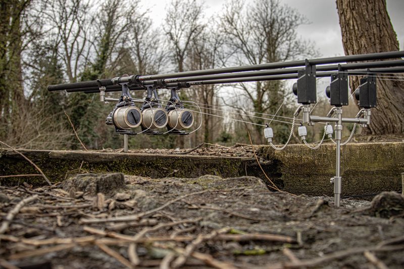 Load image into Gallery viewer, SOLAR TACKLE P1 PRO-LOC 3 ROD MEDIUM BUZZER BAR (WITH PRO-LOC THUMB SCREWS)
