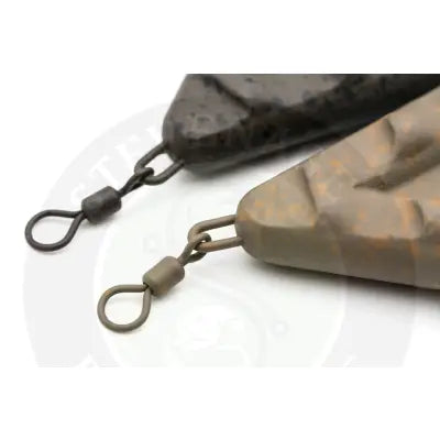 Tan and dark gray speckled Korda big grippa 1.5oz fishing weights with textured triangular shapes and metal swivels ideal for boating rigs and Stevenage bait